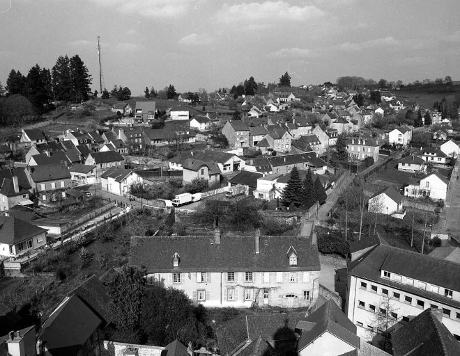 Vue depuis le clocher de l'église du Moutier montrant une partie du nord-est de la ville intra-muros, ainsi que la route de Crocq et le quartier de Beaumont.