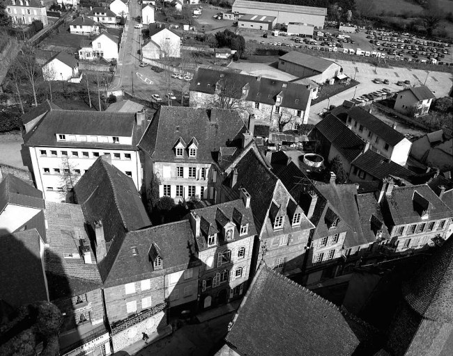 Vue depuis le clocher de l'église du Moutier montrant une partie de l'est de la ville intra-muros et notamment les maisons de la Grande Rue, faisant face à l'église du Moutier, l'école Saint-Roch et la maison ayant servi d'hôtel-Dieu.