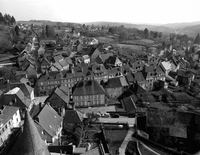 Vue depuis le clocher de l'église du Moutier montrant le sud-est de la ville (rue Grancher et quartier des Mayades).