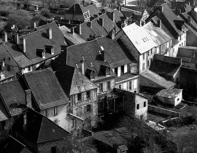 Vue depuis le clocher de l'église du Moutier montrant une partie du sud-est de la ville (quelques maisons de la rue Grancher et leur élévations sur jardin orientées au nord-ouest).