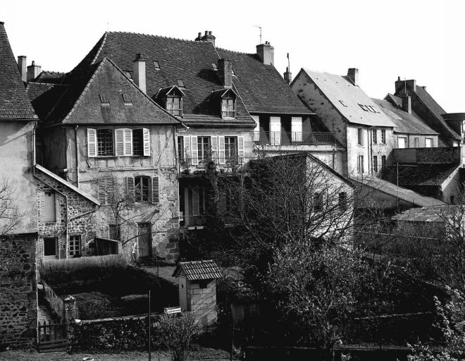 12, Rue Grancher. Ensemble de deux maisons distinctes, aujourd'hui réunies (AL 469, 470, 471). Vue, depuis le clocher de l'église du Moutier, de leurs élévations nord-ouest donnant sur le jardin. L'une des maisons (parcelle 470) présente un étage carré traité en pan de bois et torchis.