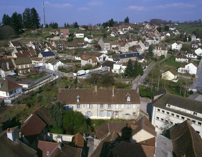 Vue, depuis le clocher de l'église du Moutier, montrant la partie du nord-est de la ville (rue de Beaumont, route de Crocq, rue des Geoffries) ; on distingue en premier plan un hôtel particulier accolé à l'ancien mur de fortification de la ville médiévale et le bâtiment moderne de l'école Saint-Roch.