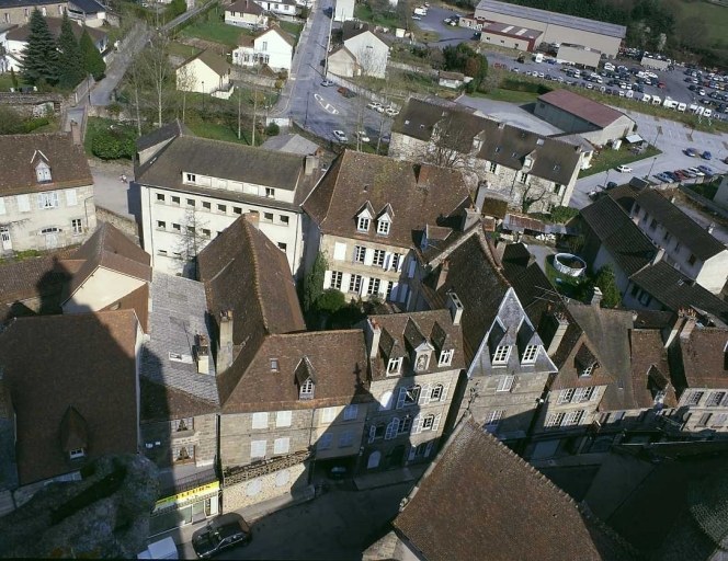 Vue depuis le clocher de l'église du Moutier montrant une partie de l'est de la ville intra-muros et notamment les maisons de la Grande Rue, faisant face à l'église du Moutier et l'école Saint-Roch.