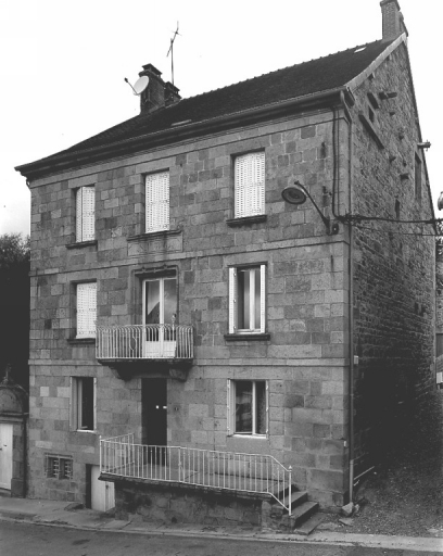 5 Rue de Beaumont. Maison (AM 267). (Groupe D 3) : rare exemple de maison à deux étages construites dans un faubourg. Maison construite en 1886, selon l'inscription gravée au deuxième étage et présentant des élément de remploi au niveau de la baie de l'étage de soubassement et de la baie centrale du premier étage (encadrements moulurés).