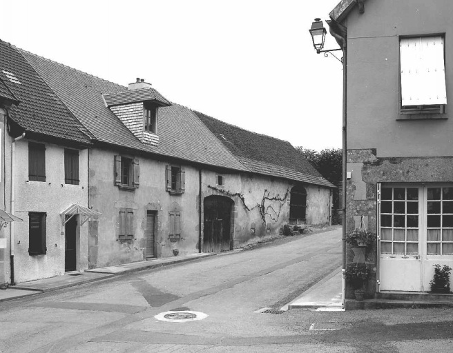 Vue d'ensemble, depuis la rue, du logis et de la grange-étable de type auvergnat ; celle-ci comporte, dans sa partie ouest, un passage couvert permettant l'accès à la cour agricole.