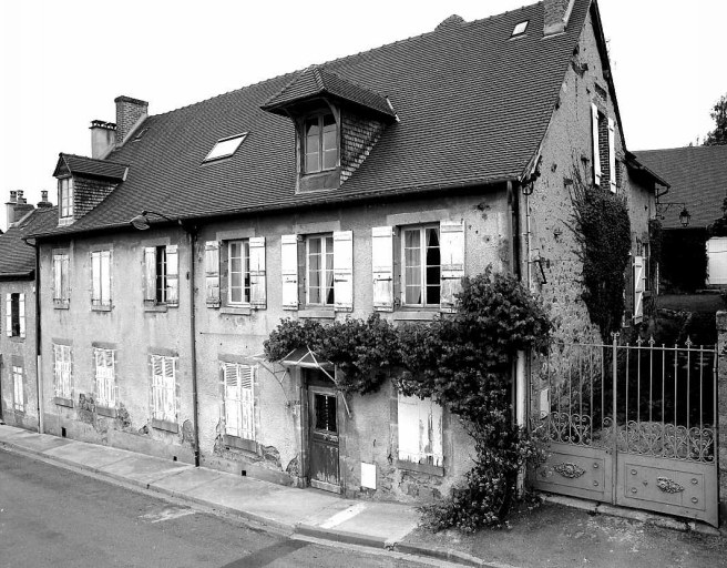 15 rue de Beaumont. Maison (AK 255). (Groupe E1). Maison de type résidentiel construite dans le faubourg de la Pelleterie, à un étage carré et une élévation antérieure se développant sur six travées.