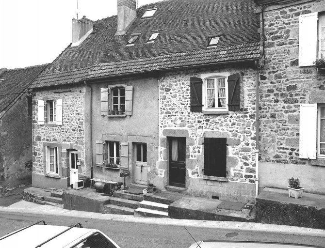 31, 33, 35 rue de Chanteloube. Maisons (AM 320, 317, 316).(Groupe B4). Ensemble de maisons de faubourg, à un étage carré ; leur élévation est percée de deux travées dont l'une est aveugle à l'étage.