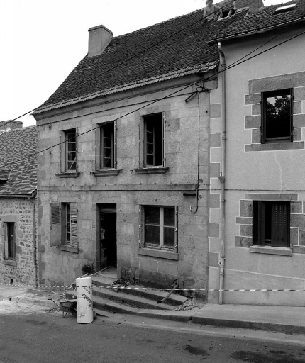 25 rue de Chanteloube. Maison (AM 325, 326). (Groupe B5). Maison de faubourg à un étage carré, antérieure au 18e siècle ; son élévation antérieure, refaite au cours du 19e siècle, est typique de cette époque, avec son bandeau plat de niveau et la modénature spécifique des appuis de fenêtres. Le rez-de-chaussée, partiellement habitable, comportait un espace dévolu à une activité professionnelle ; il s'agissait d'une salle de café dont l'ancienne porte était située à droite de la porte actuelle (sa partie inférieure est aujourd'hui murée).