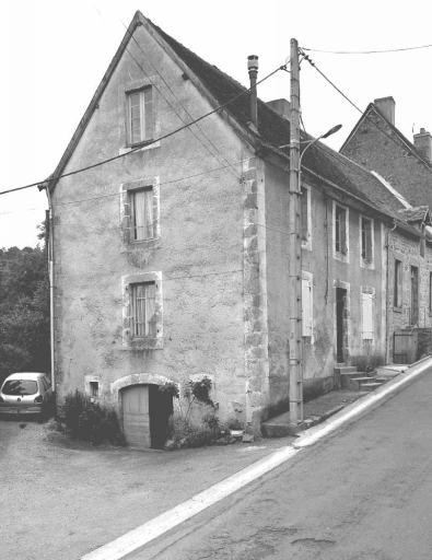 21 rue de Chanteloube. Maison (AM 329). Vue d'ensemble, depuis la rue, montrant l'élévation antérieure et l'élévation du mur pignon nord ;cette dernière élévation comporte une porte en anse de panier donnant accès à un espace artisanal ou agricole aménagé dans l'étage de soubassement de l'édifice.