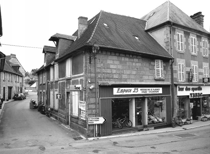 47 Grande Rue, rue Reby Lagrange. Maison (AM 3). (Groupe B5). Maison à un étage carré ; son élévation antérieure donnant sur la rue Reby-Lagrange se développe sur plus de trois travées ; le rez-de-chaussée, partiellement habitable, présente un espace dévolu à une activité professionnelle.