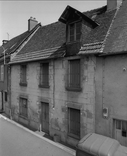 15 rue du Pont-Roby. Maison (AL 336). (Groupe B 5). Maison de faubourg à un étage carré ; son élévation présente trois travées ; le rez-de-chaussée, partiellement habitable, abritait une salle de café.