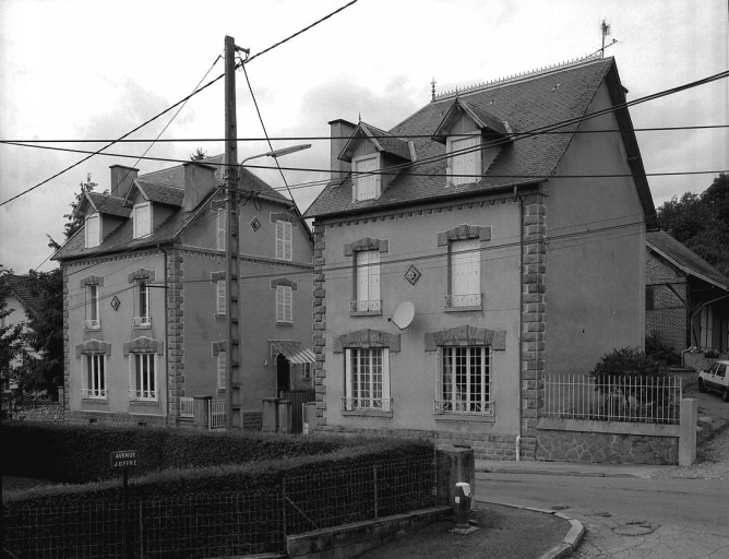 19 route de Crocq. Maisons de type villas (AM 126, 450). (Groupe E3). Vue d'ensemble de deux maisons jumelles bâties par le même entrepreneur.