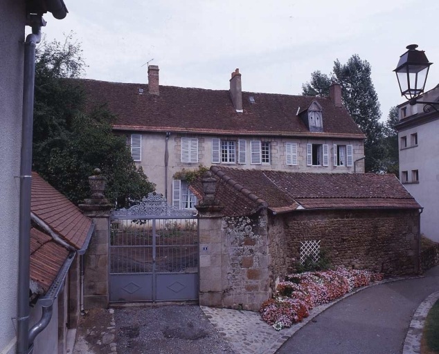 Vue d'ensemble, depuis l'impasse Quinault, montrant le portail donnant accès à la cour, à sa droite, le toit du hangar et au fond, une partie de l'élévation antérieure de l'hôtel.