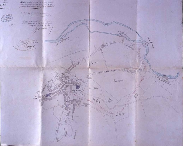 Extrait du plan masse de la ville de Felletin, dressé par le conducteur principal (signature non lisible) le 22 décembre 1853. Ce plan montre les voies existantes et projetées du centre ville vers le pont des Malades et notamment le tracé de l'ancienne route de Tulle à la Châtre (passant par la rue du Château) et le tracé de la nouvelle départementale ; il montre également la rivière de Creuse avec moulins et biefs depuis la filature Sallandrouze (moulin Mirabeau) jusqu'à la manufacture de tapis de Charles Sallandrouze de Lamornaix (anciennement 'la papeterie').