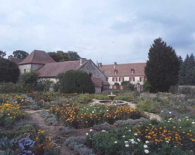 Vue d'ensemble du jardin prise du canal vers la maison.