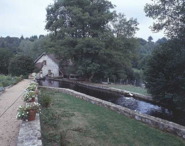 Canal bordant le jardin et moulin.