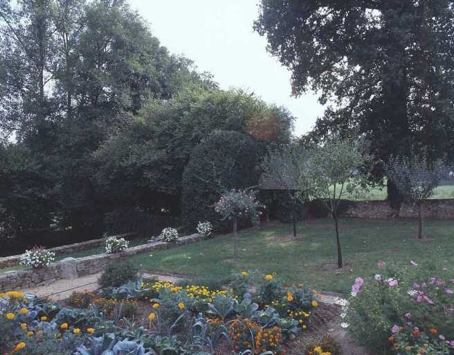 Vue de l'angle sud montrant le canal, la fabrique de jardin et le belvédère.