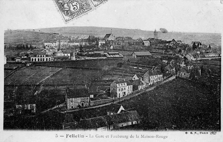 Vue d'ensemble, depuis le nord-ouest, de la ville, avec en premier plan, la rue de la Maison Rouge.