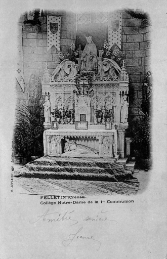 Vue partielle du choeur montrant le maître- autel aujourd'hui disparue et composé d'un autel retable tabernacle de style néogothique, vraisemblablement en plâtre ; cette vue montre également deux statues latérales posées sur socle (saint Joseph et l'enfant Jésus, à gauche, et sainte Barbe, à droite) ; ces statues sont actuellement déposées dans le grenier de la marie actuelle.