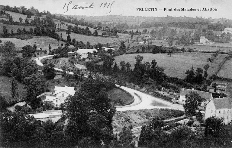 Vue d'ensemble, depuis le nord-ouest montrant l'abattoir, le bas de la rue de la Maison-Rouge (dont un grand bâtiment abritant un café restaurant et aujourd'hui démoli) et en arrière-plan, à gauche, au niveau du tournant de la route, le bâtiment abritant l'atelier de tapisserie Bracquenié.