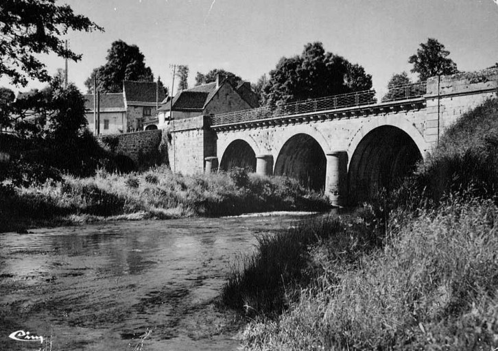 Vue du pont, prise en amont, depuis la rive droite de la Creuse, avec, en premier plan, un ancien canal d'amenée de moulin, asséché en 1970.