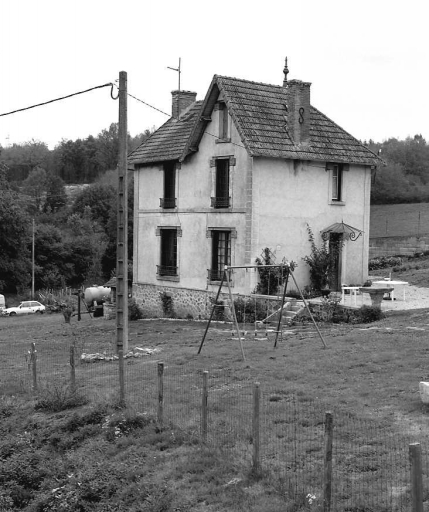 La Quérade. Maison construite au cours des années 1930 ; vue du sud-est.