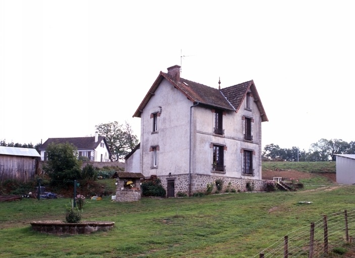 La Quérade. Maison construite au cours des années 1930 (cad.2000, AD 76), vue du sud-ouest.