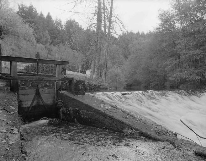 Barrage sur la Creuse, à l'entrée du bief de dérivation.