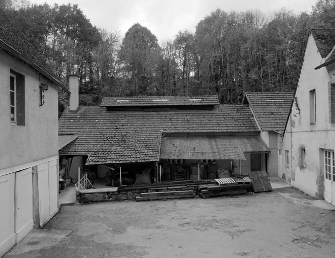 Les ateliers de teinture, au sud de la cour, entre le bief et la Creuse. Le toit est percé d'un lanterneau permettant l'évacuation des vapeurs des bains de teinture.