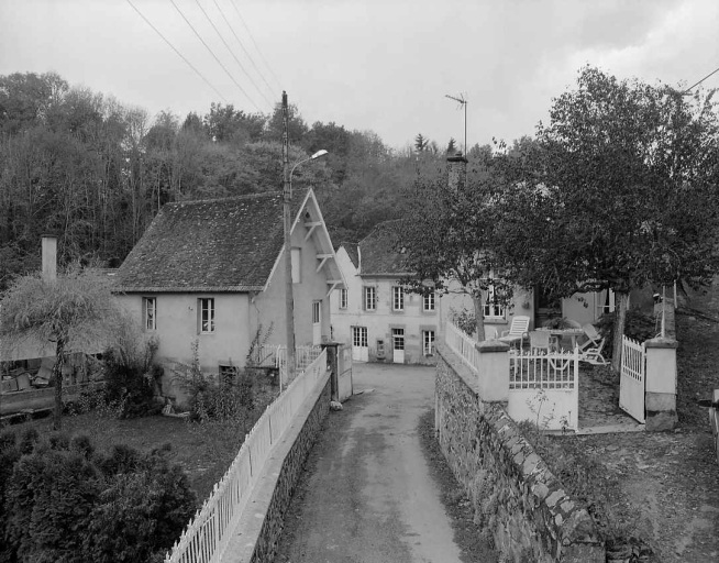 L'entrée de la filature avec à gauche (le long du bief) un bâtiment en partie désaffecté et à droite, le logis du directeur de la filature.