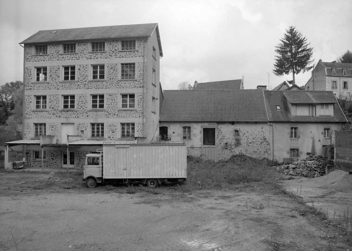Vue de l'ancien moulin à droite et de la minoterie à gauche.