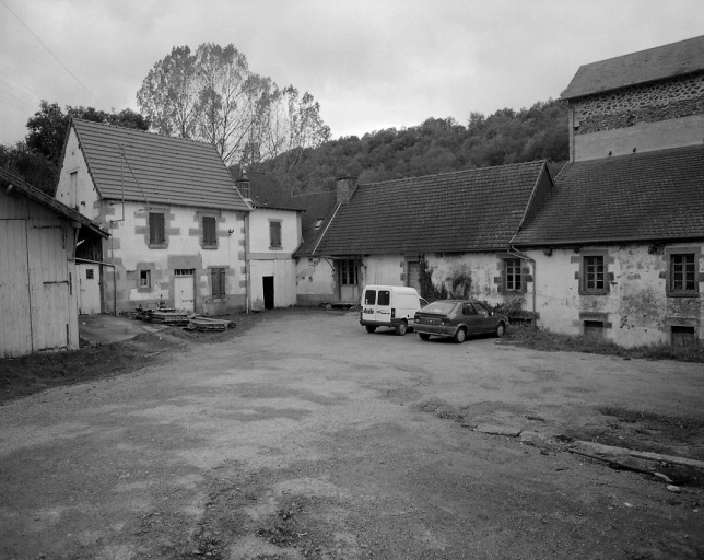 La cour du moulin avec, de gauche à droite : un hangar de stockage, le nouveau logis construit vers 1860, une partie du bâtiment d'eau, l'ancien logis datant du début du 19e siècle auquel sont accolés les bâtiments de la minoterie eux-mêmes construits au début du 20e siècle.