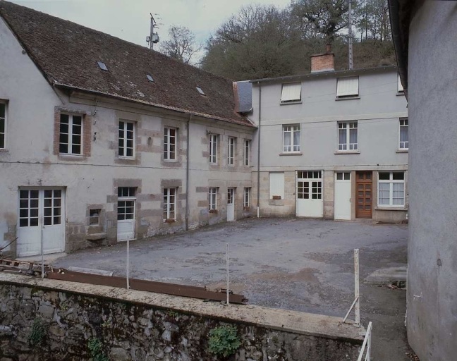 Cour intérieure de la filature. A gauche, l'ancien moulin à farine puis à foulon. Ce bâtiment porte la date de 1846 (date de restauration), il abrite aujourd'hui une partie des ateliers de filature. A droite, l'ancien séchoir à draps de laine, transformé vers 1950 en bureaux (au rez-de-chaussée) et logis (extension, au 1er étage).