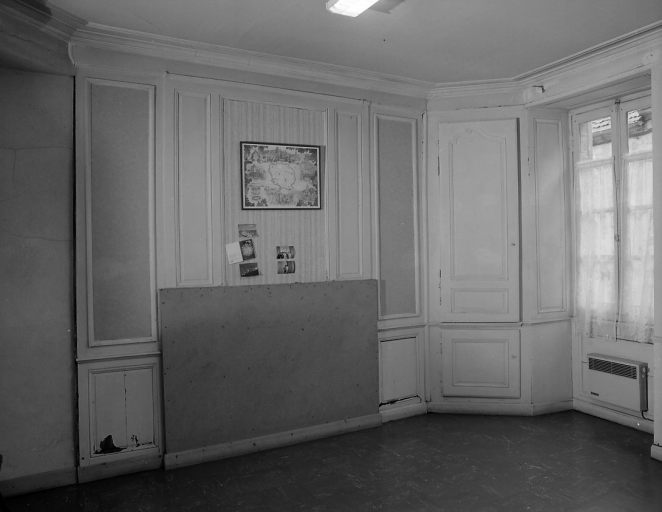 Rez-de-chaussée, pièce donnant sur la rue. Vue d'ensemble des lambris de revêtement (situés au-dessus de la cheminée, aujourd'hui démontée et dans l'angle sud-ouest).