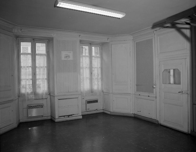 Rez-de-chaussée, pièce donnant sur la rue. Vue d'ensemble des lambris de revêtement (situés entre les deux fenêtres, l'angle nord-ouest et le mur nord).