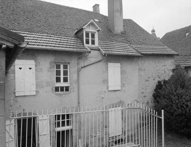 Vue de l'élévation postérieure donnant sur la cour.