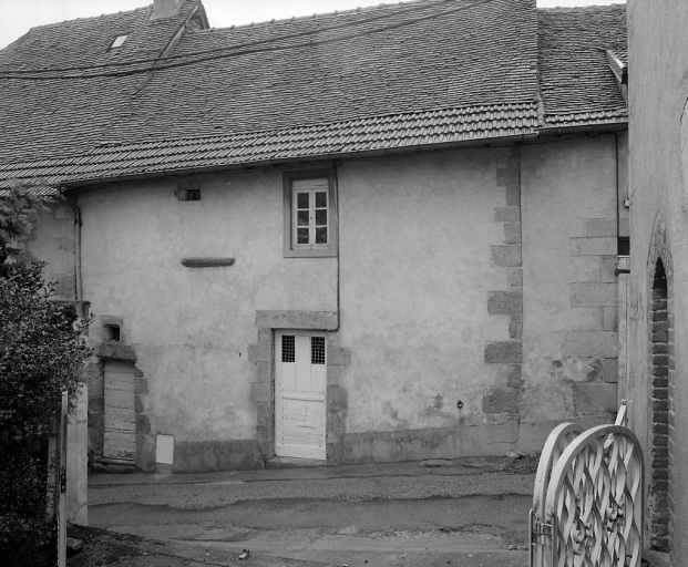 7 rue du Four. Maison antérieure au 18e siècle à un étage carré et élévation non ordonnancée (AL 104). (Groupe B1). Vue de l'élévation antérieure montrant la porte au linteau orné d'une accolade et un appui saillant mouluré, au niveau du premier étage (vestige d'une baie ancienne murée).