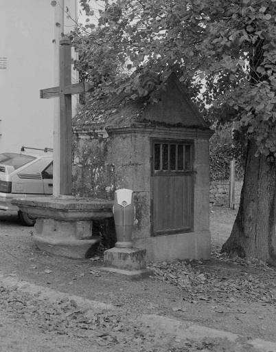 Rue Quinault. Vue d'un puits jumelé.