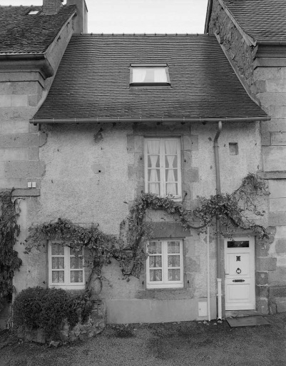 25 rue Coudert. Maison de faubourg (AK 205). (Groupe B1). Maison antérieure au 18e siècle ; cette maison, à un étage carré et un étage de comble, présente une élévation antérieure non ordonnancée.