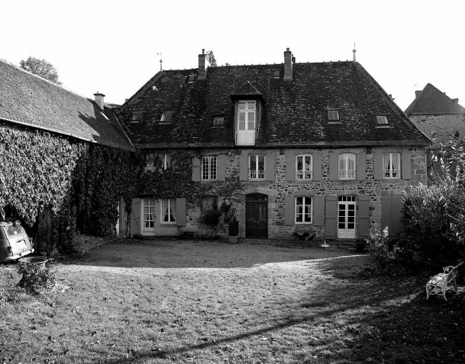 Vue d'ensemble de l'élévation nord donnant sur le jardin.