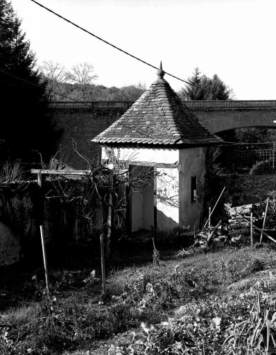 Vue d'un petit pavillon construit dans l'angle nord-ouest du jardin et ayant probablement servi d'oratoire (présence d'une niche aménagée dans le mur nord).