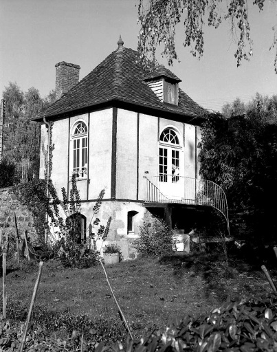 Vue d'un pavillon de jardin à deux niveaux, situé dans l'angle nord-est du jardin.