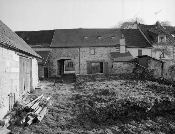 Vue d'ensemble, depuis la cour, de l'élévation nord du logis et vue partielle de celle de la grange étable, de type auvergnat, comportant un passage couvert.
