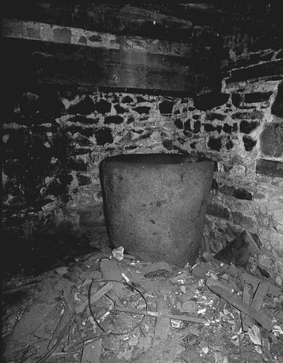 Buanderie, vue intérieure partielle montrant la cuve à lessive.