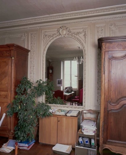 Intérieur, rez-de-chaussée. Vue partielle de l'ancien salon montrant le mur est orné de lambris de revêtement et d'un miroir d'applique.