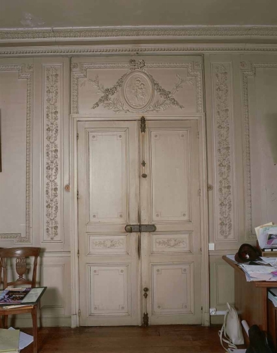 Intérieur, rez-de-chaussée. Vue partielle de l'ancien salon montrant la porte à deux vantaux et son décor.