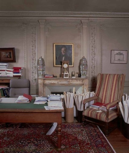 Intérieur, rez-de-chaussée. Vue partielle de l'ancien salon montrant la cheminée en marbre, le décor du trumeau et des lambris de revêtement.