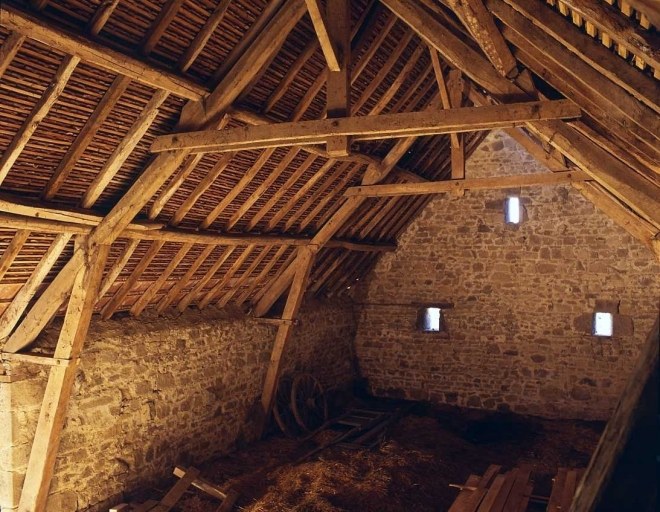 Bâtiment agricole regroupant à la fois une grange, une bergerie, une remise, une buanderie, un poulailler et un pigeonnier. Vue intérieure de la grange.