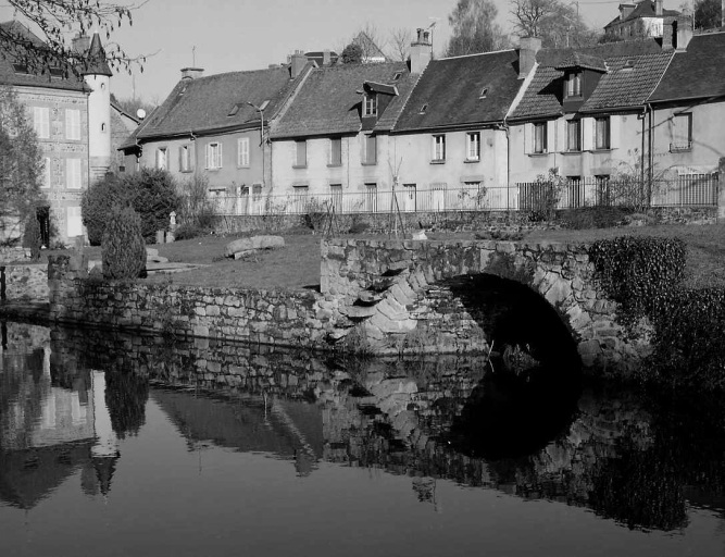 Vestiges de maçonnerie, marquant le confluent du canal de fuite et de la rivière de Creuse, sur le site de l'ancien moulin du Roy.