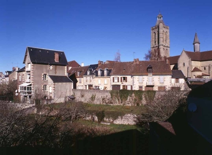 Vue partielle depuis l'ouest montrant une partie de la rue des Fossés et l'église du Moutier.